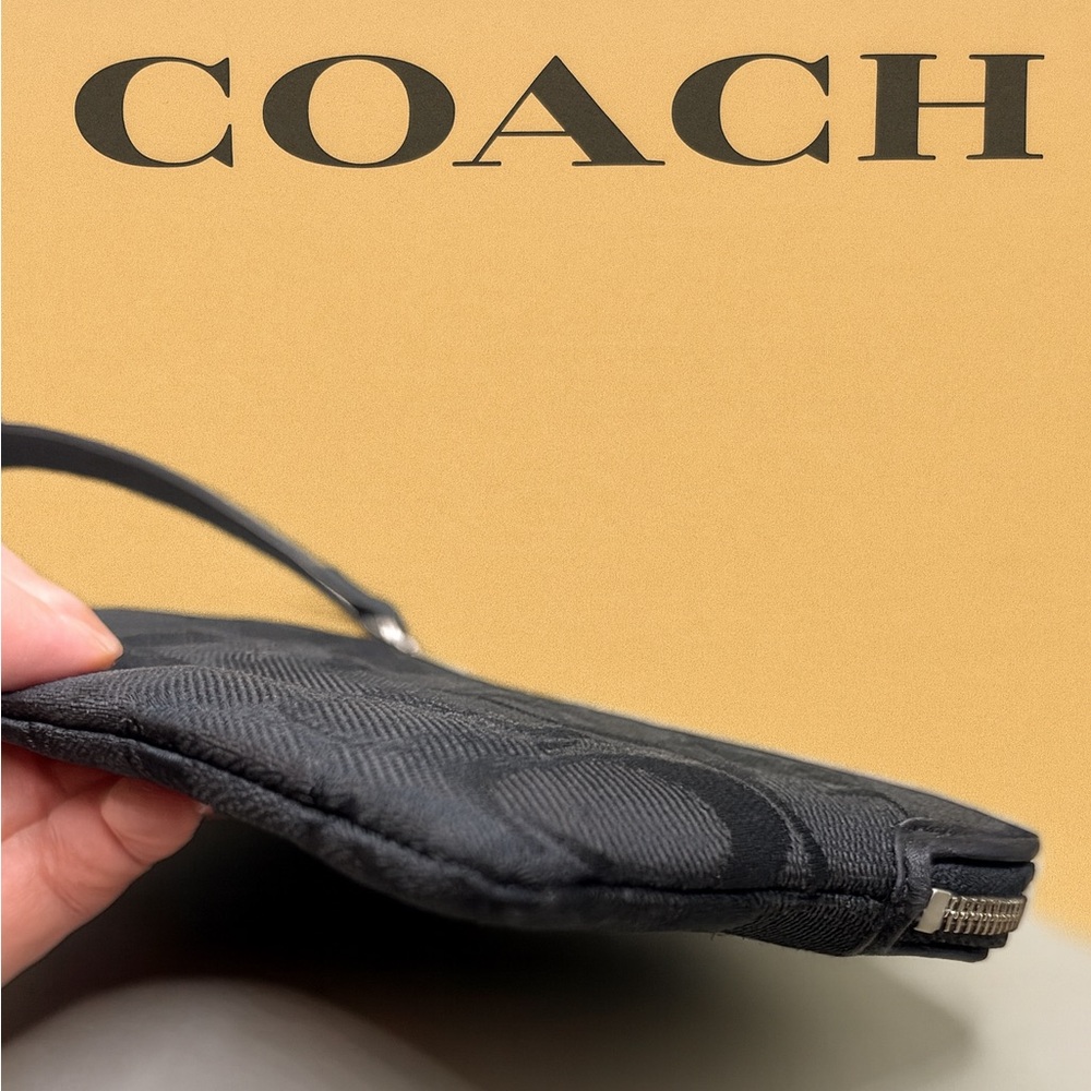 ✨ COACH Signature Corner Zip Wristlet – Classic & Timeless | EUC | MSRP $85 ✨ - Picture 7 of 10